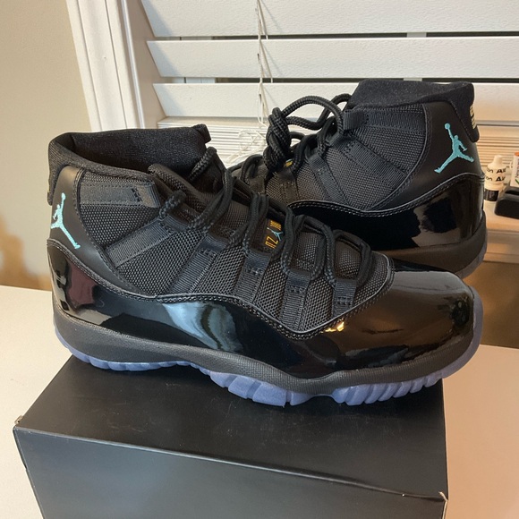 Authentic Jordan Retro 11 in Black and Gamma Blue size 7 Men